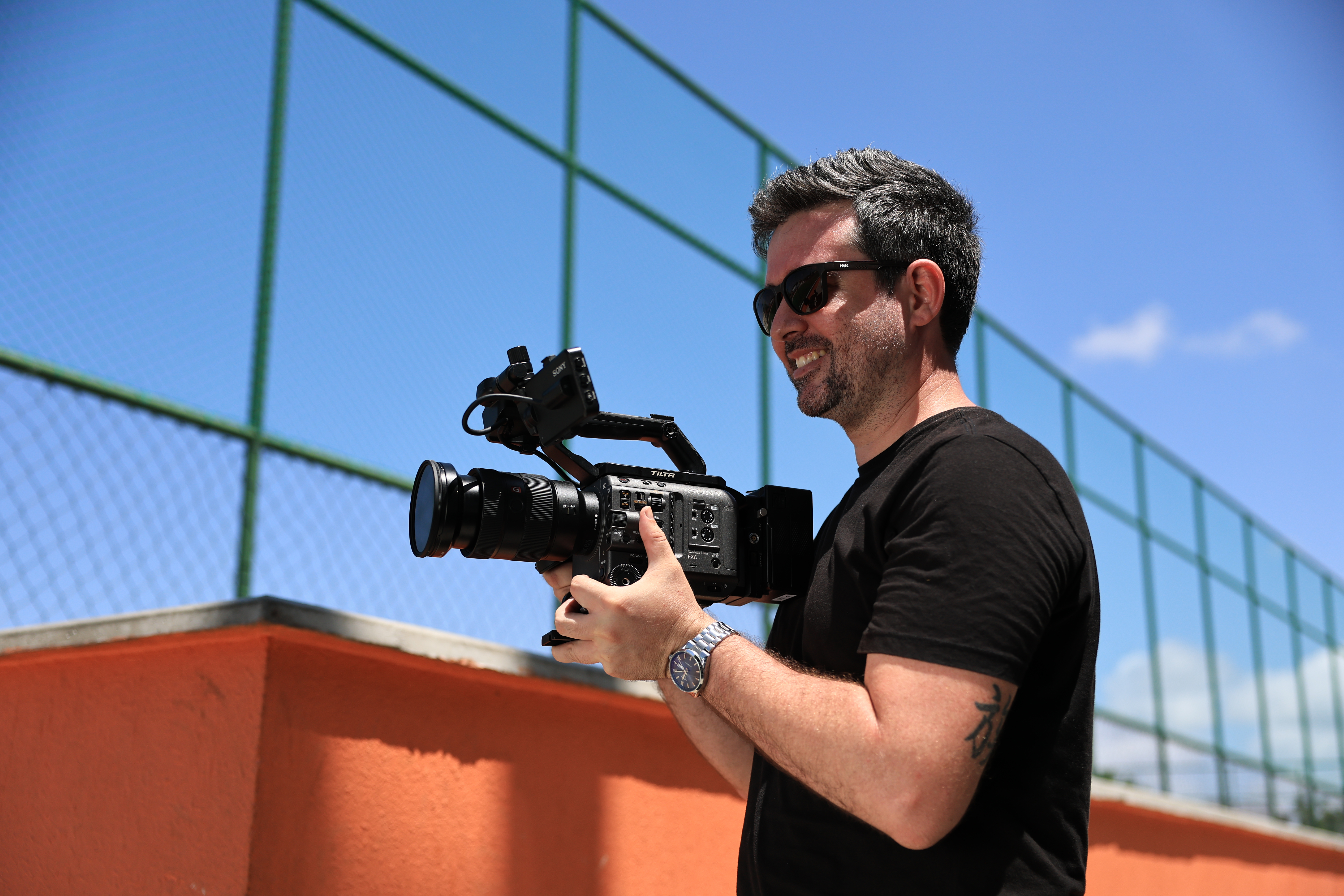 Hansley Gladberg operando câmera de cinema